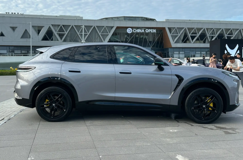 ArcFox Alpha T7 на фоне города