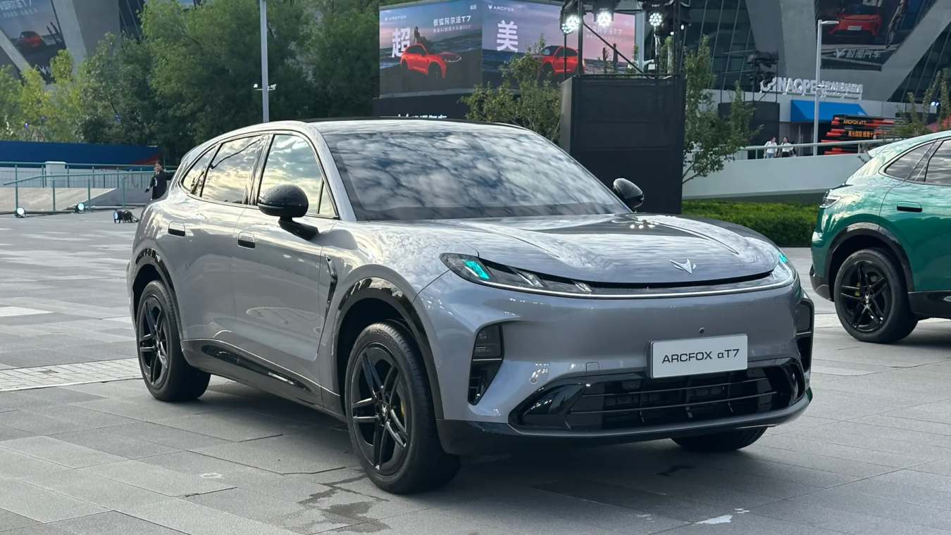 ArcFox Alpha T7 на фоне города