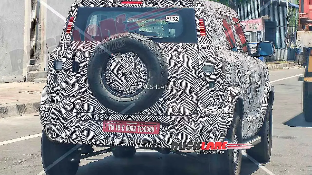 Задняя часть тестового Mahindra Vision S