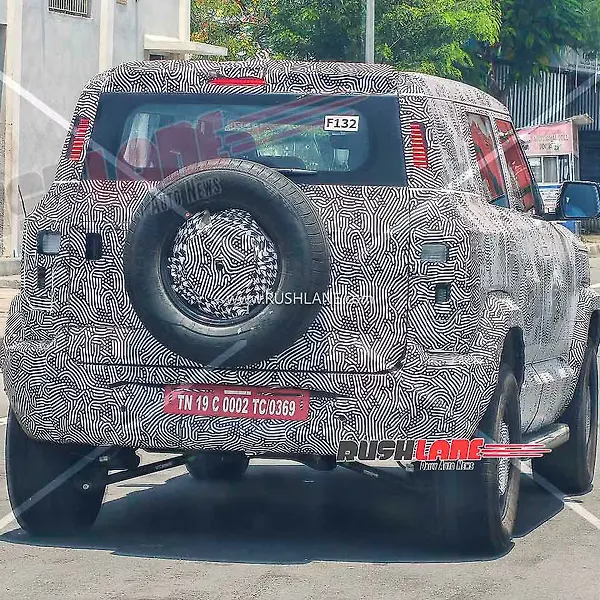 Задняя часть тестового Mahindra Vision S