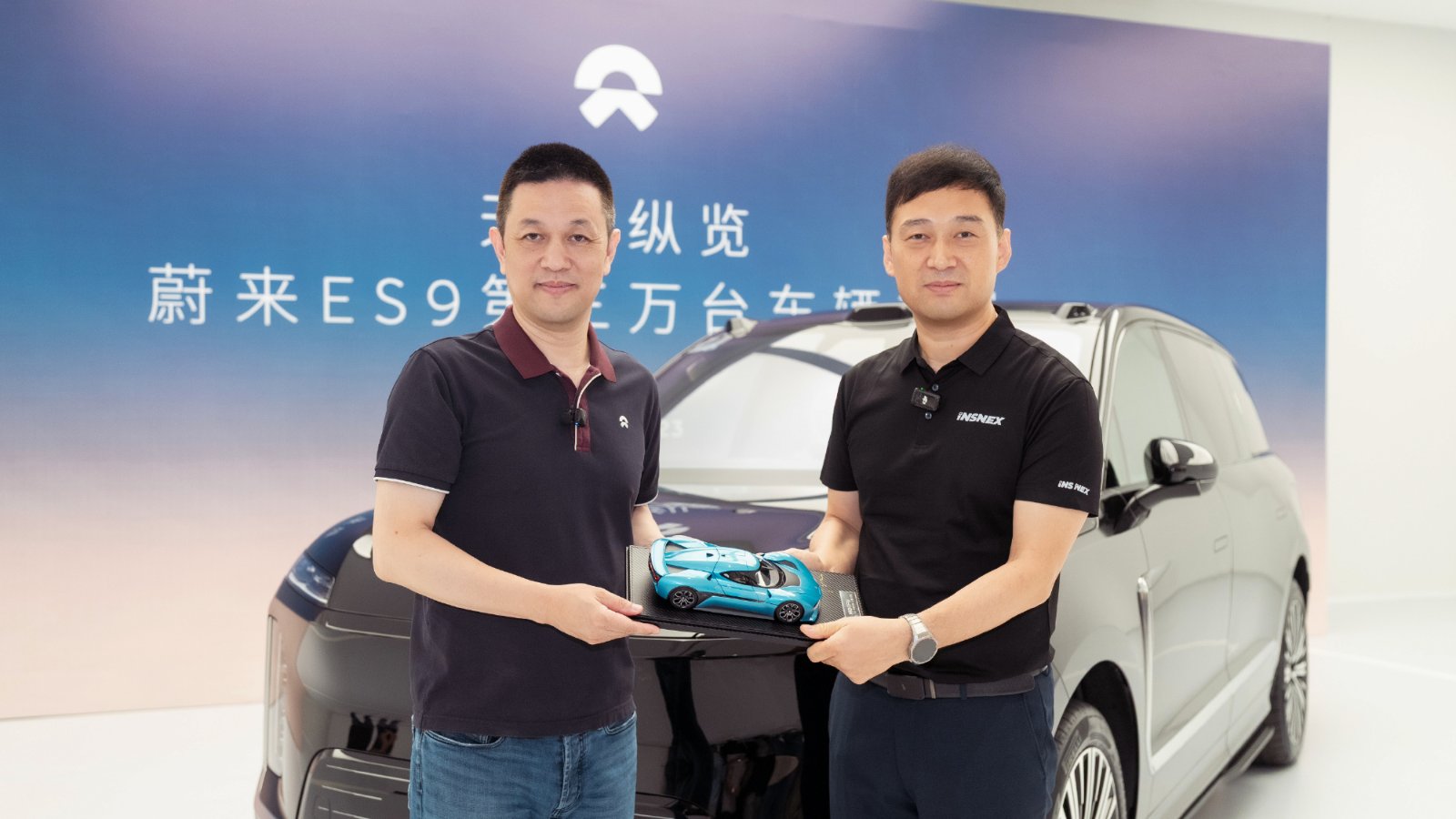 Nio CEO William Li, left, and Insnex chairman He Yinjun hold a model car in front of the 30,000th ES9.