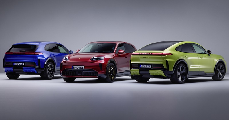 Porsche Cayenne Electric рядом с беспроводной зарядной платформой