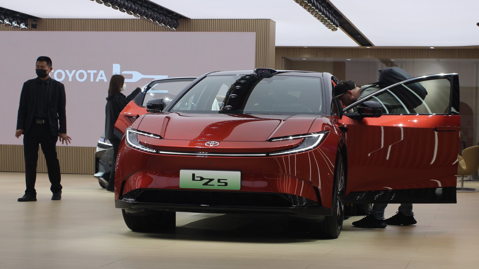 Toyota bZ5 на выставке